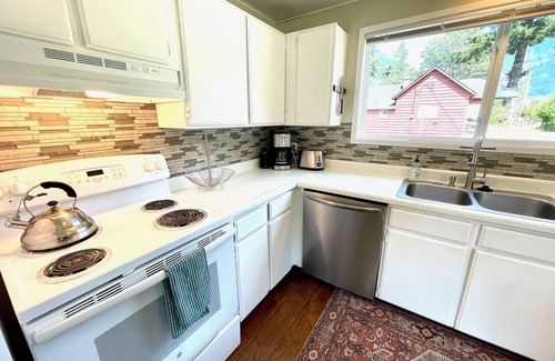 Index Cabin | Cozy Riverside Cabin with Hot Tub, Epic Views, near 12 National Forest Hikes!