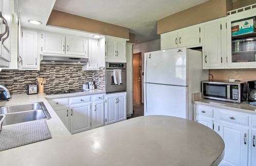 Rockford House | Cozy Rockford Home w/ Deck < 1 Mi to Campus!