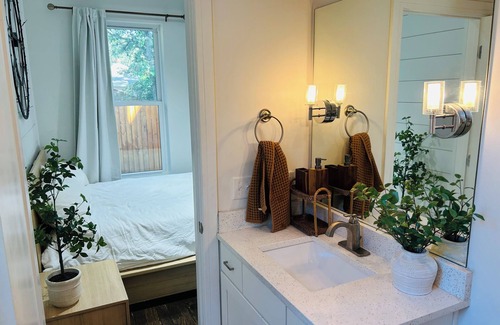 Hadley - Washington House | Cozy, Romantic getaway. Modern mountain lodge feel in the heart of Nashville.
