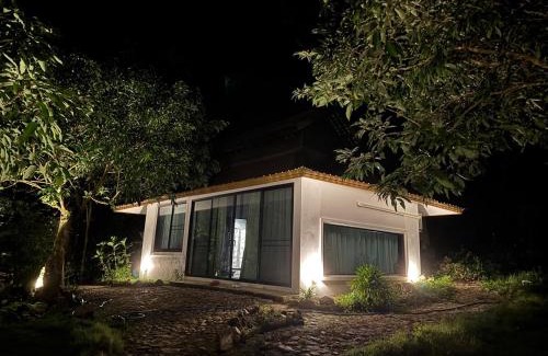 Mae On Villa | Cozy Romantic in Wildwood Cabin