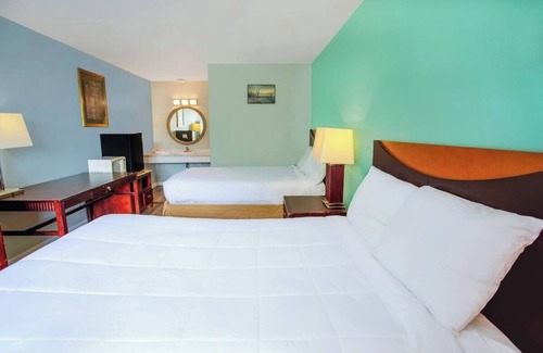 Kernersville Hotel | Cozy Room Perfect for Budget-Conscious Travelers in Kernersville