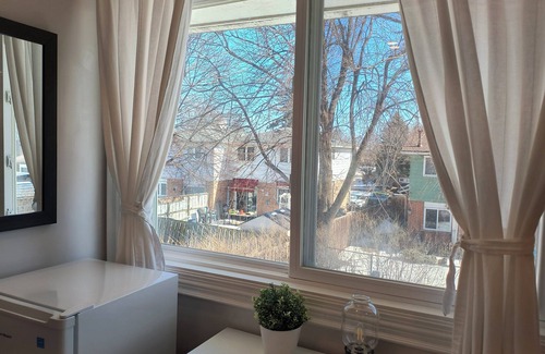 Oakville House | Cozy room with private bathroom near Sheridan College Trafalgar campus