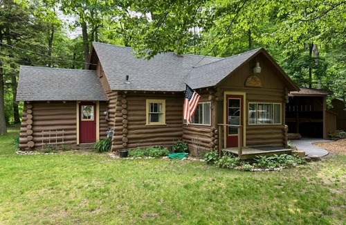 Honor Cabin | Cozy/rustic cabin in the woods.linens and firewood included!