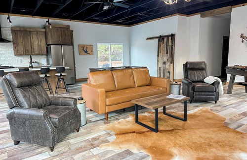 Purcell Cabin | Cozy, Rustic Cabin w/Pool Table, Foosball, & Fast WiFi, South of Norman