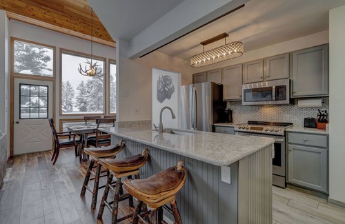 Big Sky Condo | Cozy Rustic Condo minutes from Big Sky Resort & Town Center! Hot Tub & Sauna!