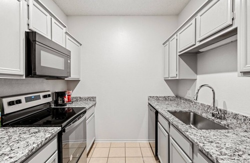Park Central Apartment | Cozy Rustic Condo w/Pool + Patio + Mailbox