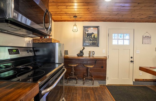 Ariel House | Cozy Rustic Getaway with Year-Round Recreation
