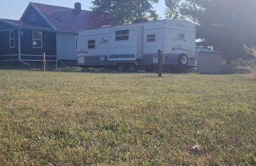 Alexandria House | Cozy RV in Enjoyable Alexandria with AC, WiFi, Mini Pig Rescue and Sanctuary.