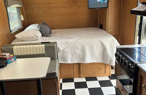 Madison House | Cozy RV sleeps 4, WiFi, fitness room in wonderful Madison