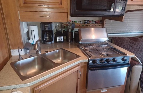 Ramblewoods House | Cozy RV with EcoSpa in charming Tijeras