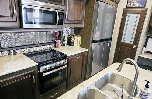 Deer Valley House | Cozy RV with WiFi and HVAC in Glendale/North Phoenix Luxury Fifth wheel camper