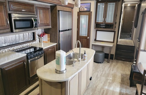 Deer Valley House | Cozy RV with WiFi and HVAC in Glendale/North Phoenix Luxury Fifth wheel camper