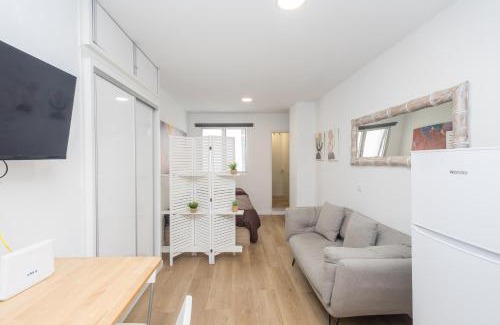 Las Palmas de Gran Canaria Apartment | Cozy Studio Las Canteras - 2min Walk to Beach