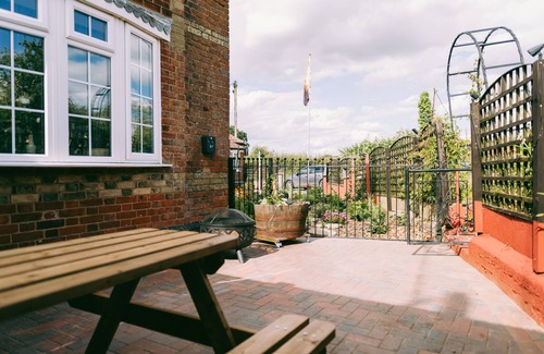 East Dereham Apartment | Cozy Scarning Apartment for Two