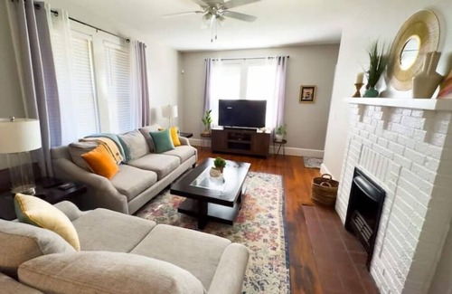 Shandon House | Cozy Shandon Downtown Bungalow