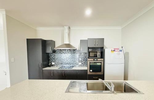 Coopers Plains House | Cozy Share Suite in Coopers Plains - Double Room with Private Bathroom