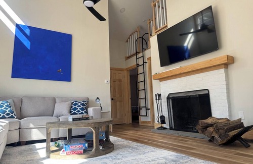 Sharon Ski Chalet | Cozy Sharon Chalet Lake House