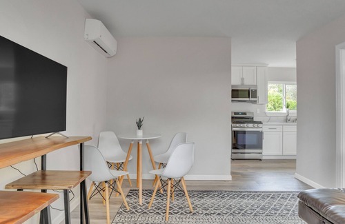 Lincoln Acres House | Cozy, Single Bedroom, Detached Guest House