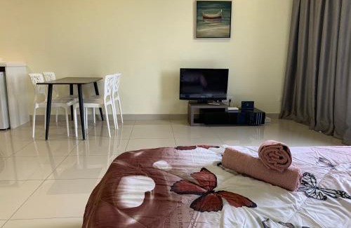 Shah Alam Apartment | Cozy Skyview DillaSuite-Trefoil (Wifi,Pool,Netflix)