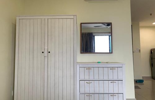 Shah Alam Apartment | Cozy Skyview DillaSuite-Trefoil (Wifi,Pool,Netflix)