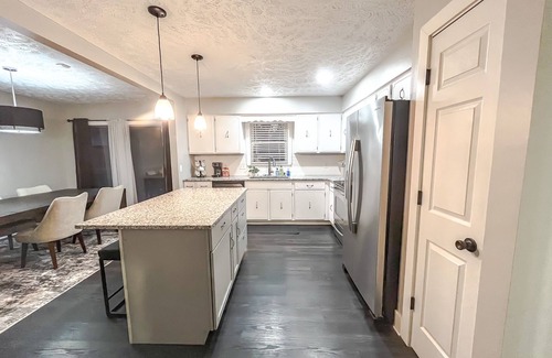 McArdle House | Cozy & Sleek 3 bd 3 b Sleeps 8