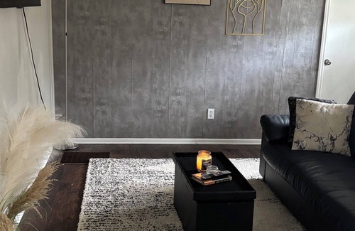 Raleigh House | Cozy & Spacious 3 Bed 2 Bath Home in Midtown Memphis