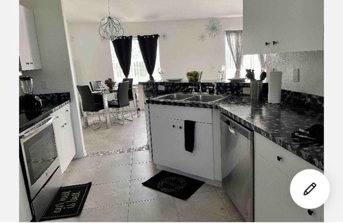 Kissimmee House | Cozy Spacious 4bd with Garden tub near Disney