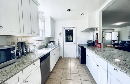 Hayward House | Cozy & Spacious Hayward Entire 4BR SFH/Free Parking/WiFi