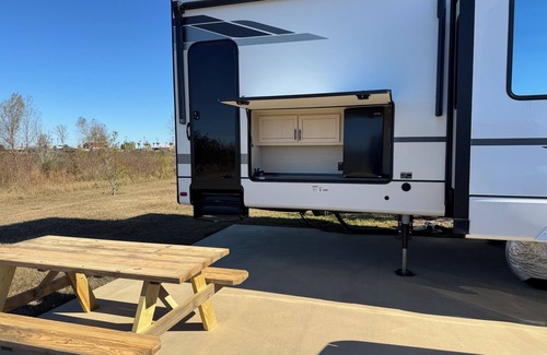 Foley House | Cozy Stationary RV Rental at Grand Riviera RV Resort