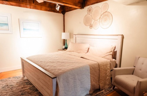 Reading Apartment | Cozy Stay in Reading PA with Industrial feels. Pet- Friendly!