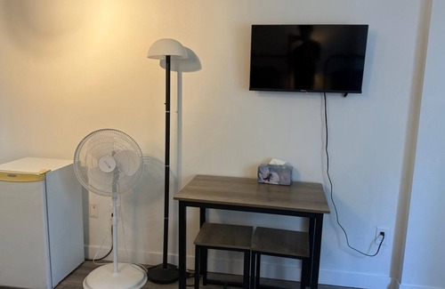 Eau Claire Apartment | Cozy Studio | 2 Twin Beds, Steps from Bow River