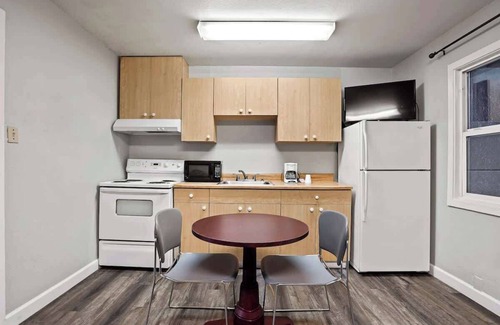Fremont House | (Cozy studio, 2BED, 1BA, w/kitchen)