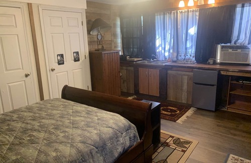 Tallahassee Apartment | Cozy Studio apartment with cabin feel