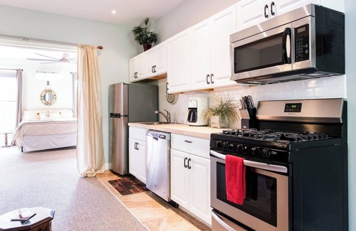 Germantown Apartment | Cozy Studio close to Music Hall, Food, & Shops!