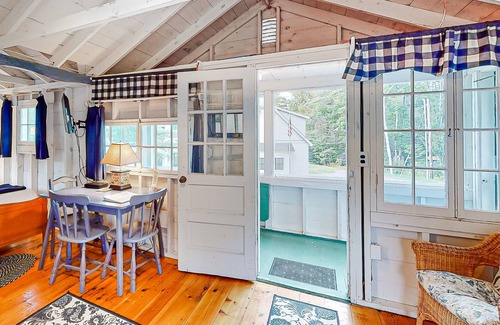 Moultonborough Cottage | Cozy studio cottage with a grill, WiFi, full kitchen & dock access