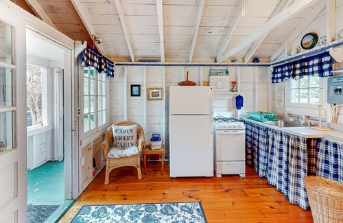 Moultonborough Cottage | Cozy studio cottage with a grill, WiFi, full kitchen & dock access