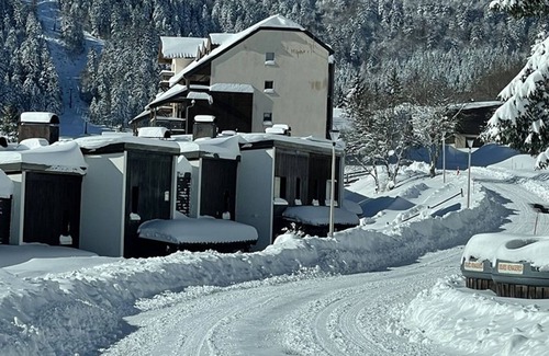 Laveissiere Apartment | Cozy Studio for 4 in Central Location - Near Ice Rink & Slopes, Pet-Friendly, WiFi