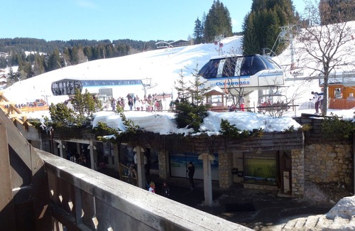 Les Gets Apartment | Cozy Studio for 4: Ski-In/Ski-Out, Balcony, Wi-Fi, Garage, Pet-Friendly