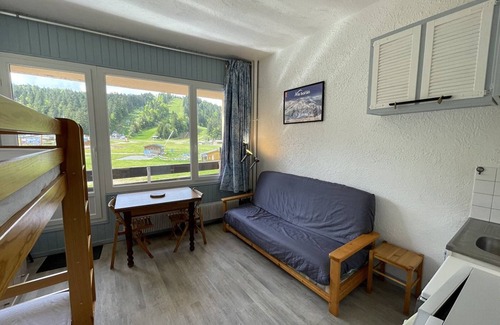 Laveissiere Apartment | Cozy Studio for 4, South-Facing Balcony, Heart of Ski Resort