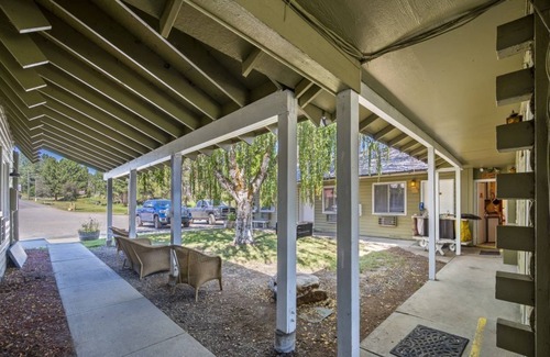Cascade House | Cozy Studio for Weekend Getaway near Lake Cascade State Park