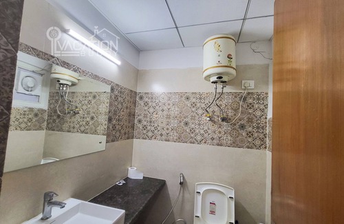 Greater Noida Apartment | Cozy Studio in Amazing Greater Noida with AC, Wi-Fi