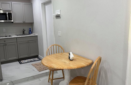 South Venice Apartment | Cozy studio in charming Venice with AC, WiFi