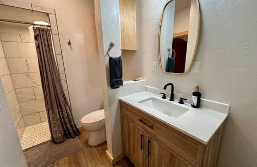 Salmon Apartment | Cozy studio in gorgeous Salmon with AC, WiFi, Hot tub