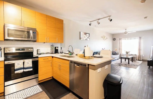 Fourth Ward Apartment | Cozy studio in pleasant Charlotte with Pool, fitness room, WiFi