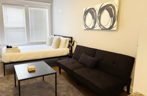 Chicago Apartment | Cozy Studio in Portage Park