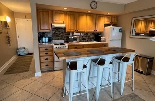 New Smyrna Beach Apartment | Cozy studio in wonderful New Smyrna Beach walking distance to 27th ramp and park