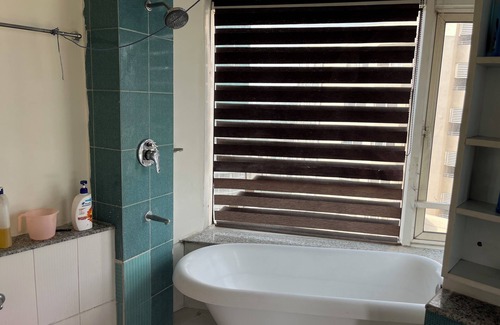 Jaypee Greens Apartment | Cozy studio in welcoming Greater Noida with WiFi, AC
