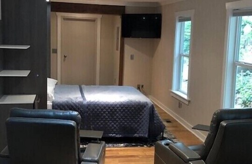 Underwood Hills House | Cozy Studio in West Midtown