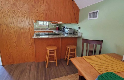 Brooklyn Apartment | Cozy Studio, inspiring for an artist or writer. Unique farm experience for all.