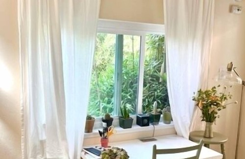 Freestone Cottage | Cozy Studio Loft, Cute Serene Space in the Woods!